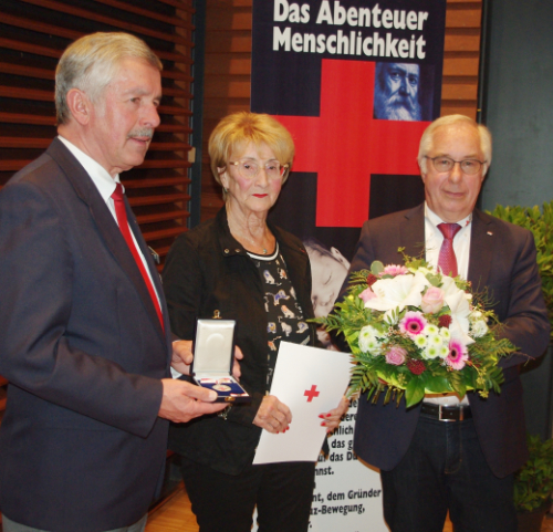 Friedel Weyrauch erhält von Norbert Södler (links) die Verdienstmedaille des LV Hessen. Mit beiden freut sich KV-Vorsitzender Georg Kaciala. Foto: Hans-Dieter Schmidt