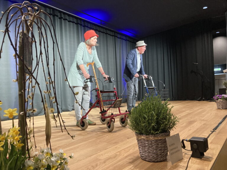 „Alte und Spinner“ – volles Haus in Brensbach
